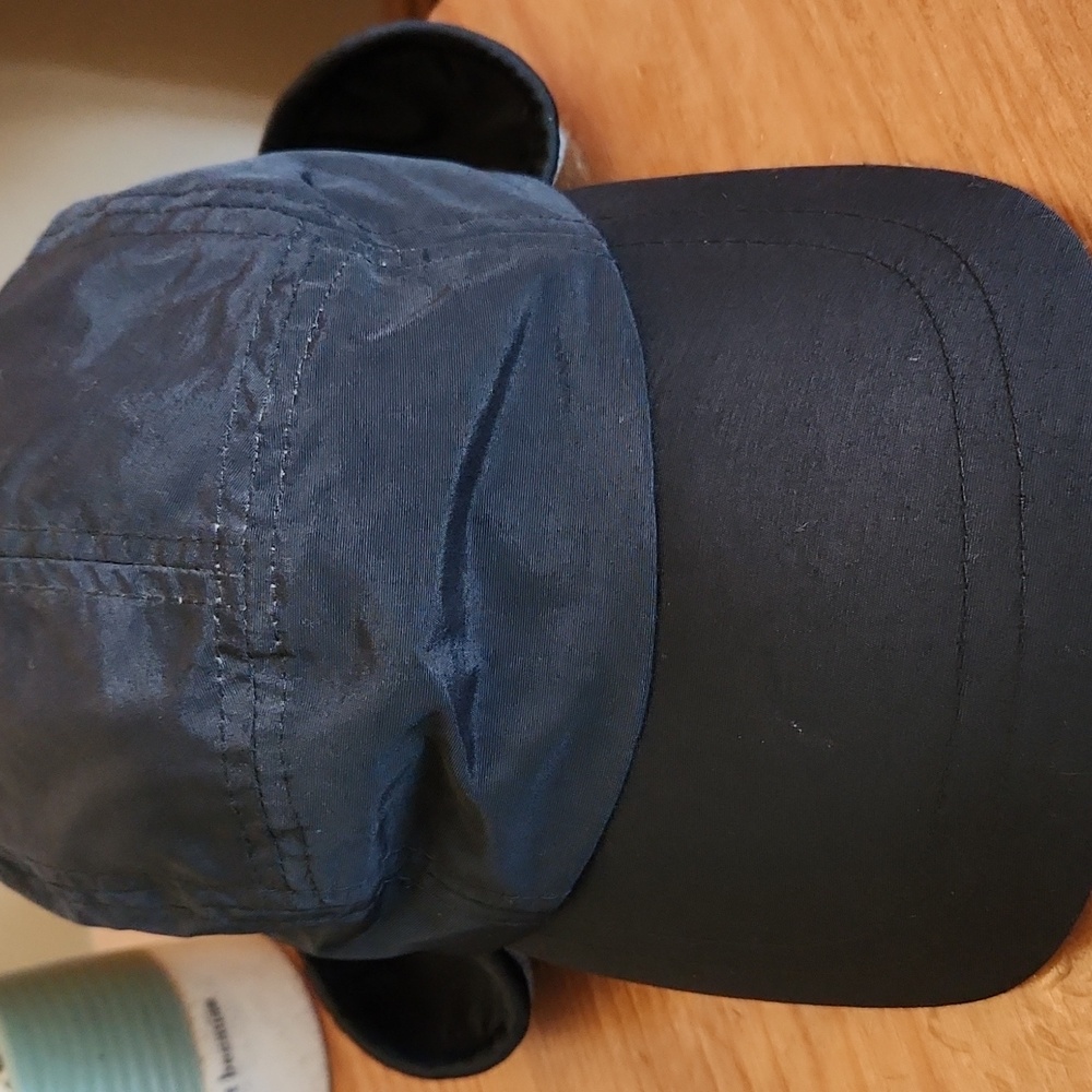 Lands End blacknwinter hatbwith ear flaps and